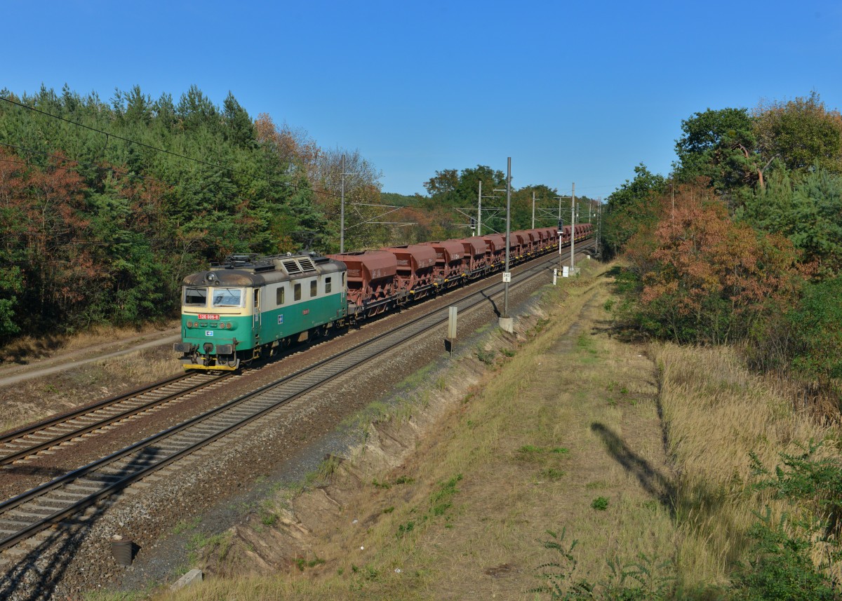 130 006 mit einem Güterzug am 26.08.2015 bei Stary Kolin. 