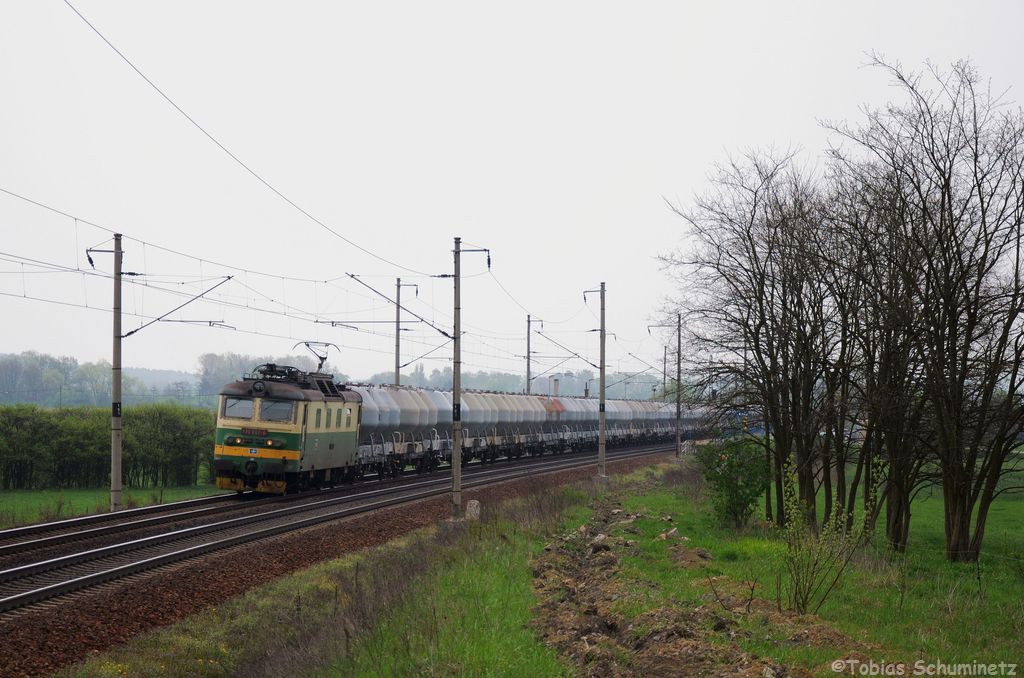 130 007 mit Silowagen Güterzug am 30.04.2013 bei Dobrikov.