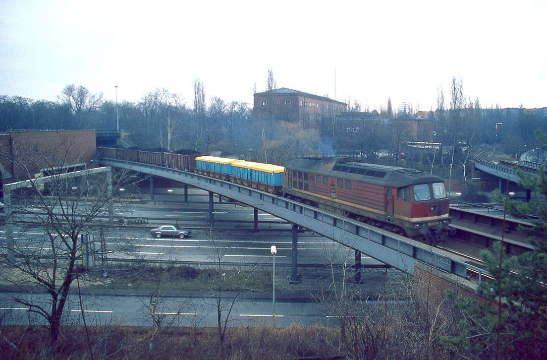 130 007 zweigt am Bahnhof Westkreuz von Witzleben (Berliner Stadtring) kommend in den Rbf. Grunewald ab, 30.03.1985.