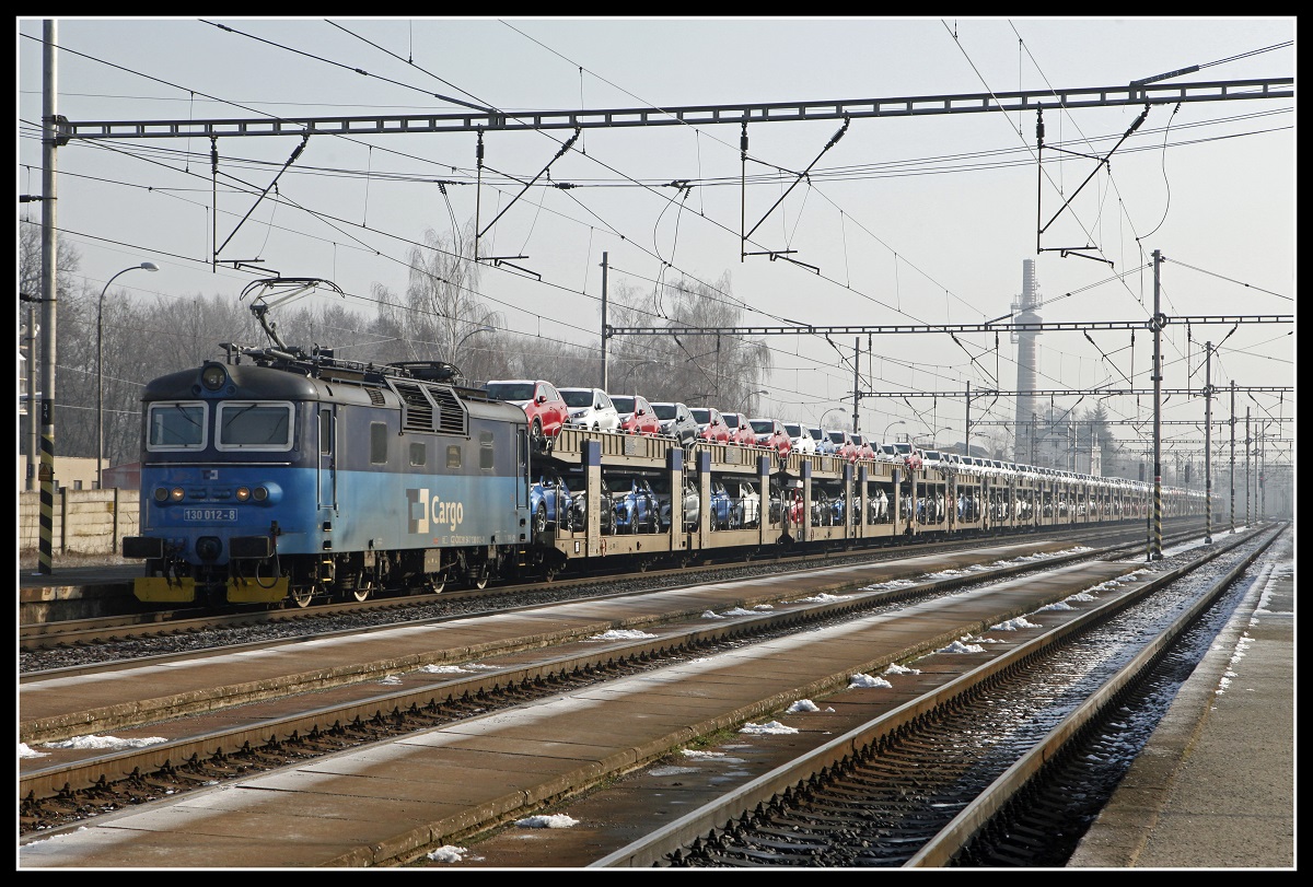 130 012 fährt am 22.01.2019 mit einen langen Güterzug durch den Bahnhof Prelouc.