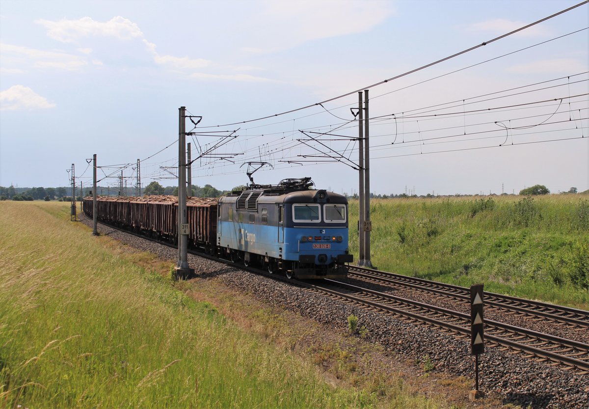 130 026-8 zusehen am 13.06.20 mit einem Holzzug in Pardubice Opočínek.