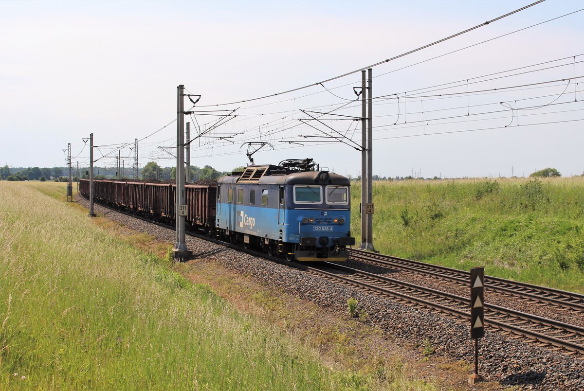 130 028-4 zusehen am 13.06.20 mit einem Kohlenzug in Pardubice Opočínek.