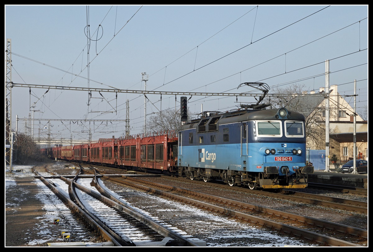 130 042 fährt am 22.01.2019 mit einen Güterzug durch den Bahnhof Prelouc.