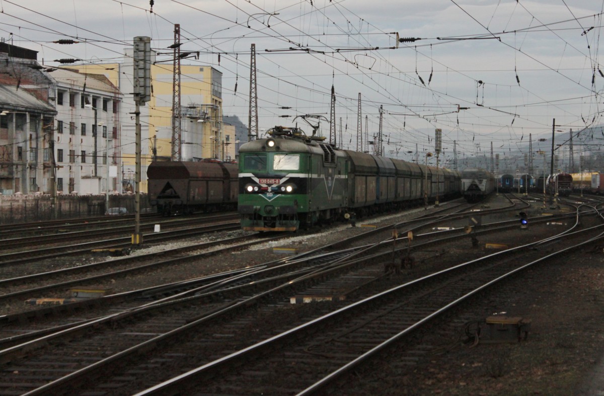 130 045 durchfährt am 06.01.2014 mit einem Güterzug den Bahnhof Usti nad Labem zapad.
