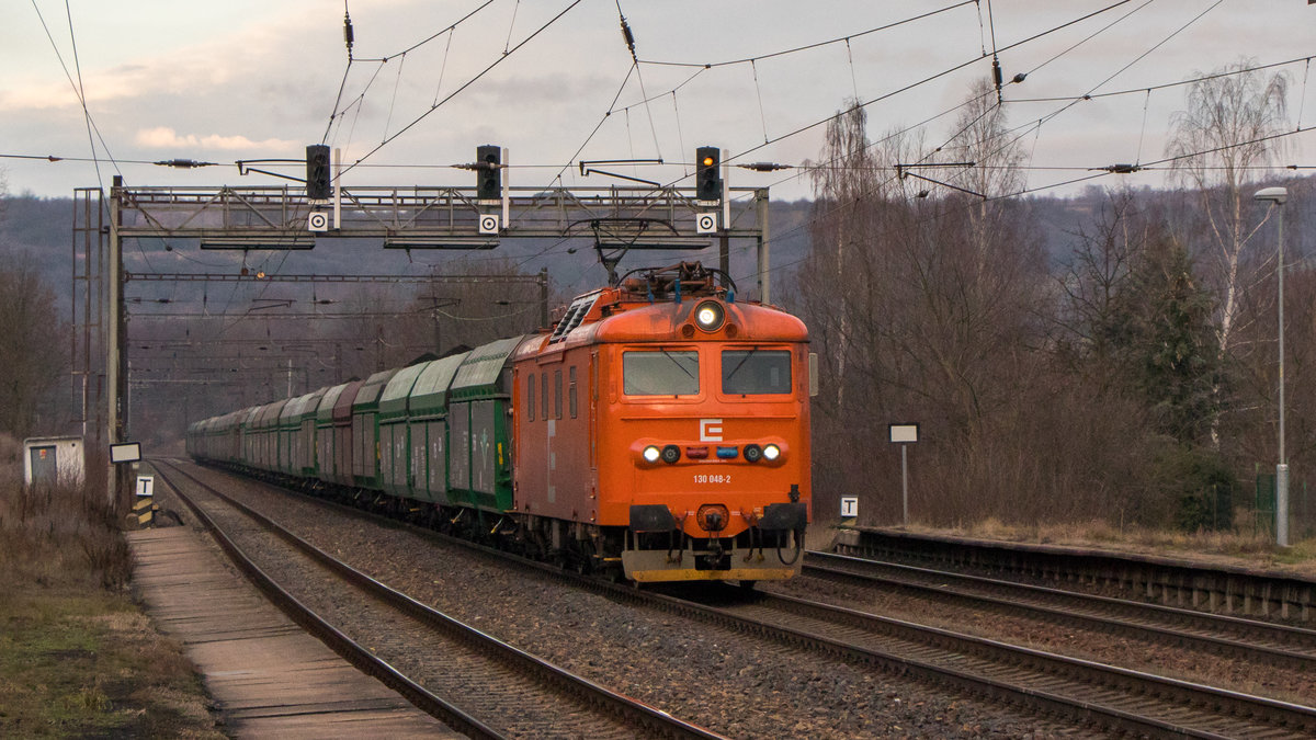 130 048-2 ist am 27. Dezember 2018 mit einem Kohlezug in Zelenice n B. unterwegs. 