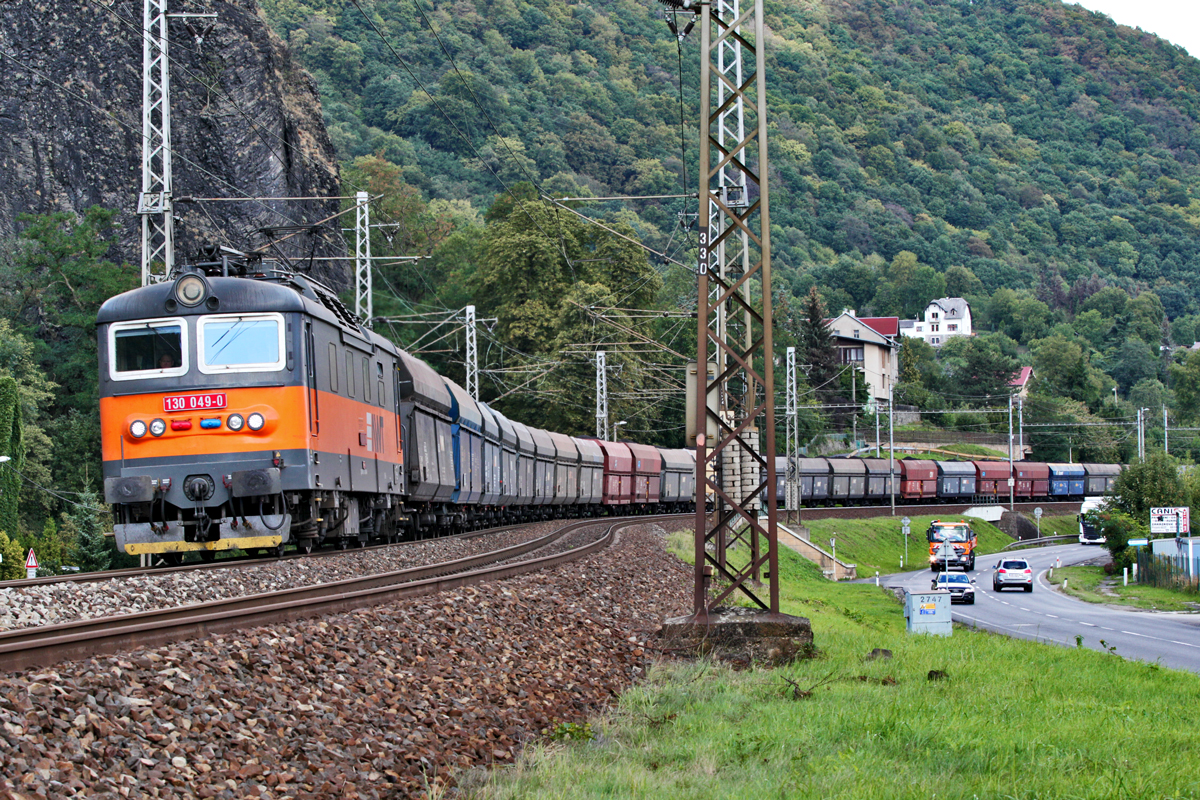 130 049-0 der AWT schlängelt sich bei Usti nad Labem mit einem langen Kohlenzug durch das Elbtal.Bild vom 9.9.2015