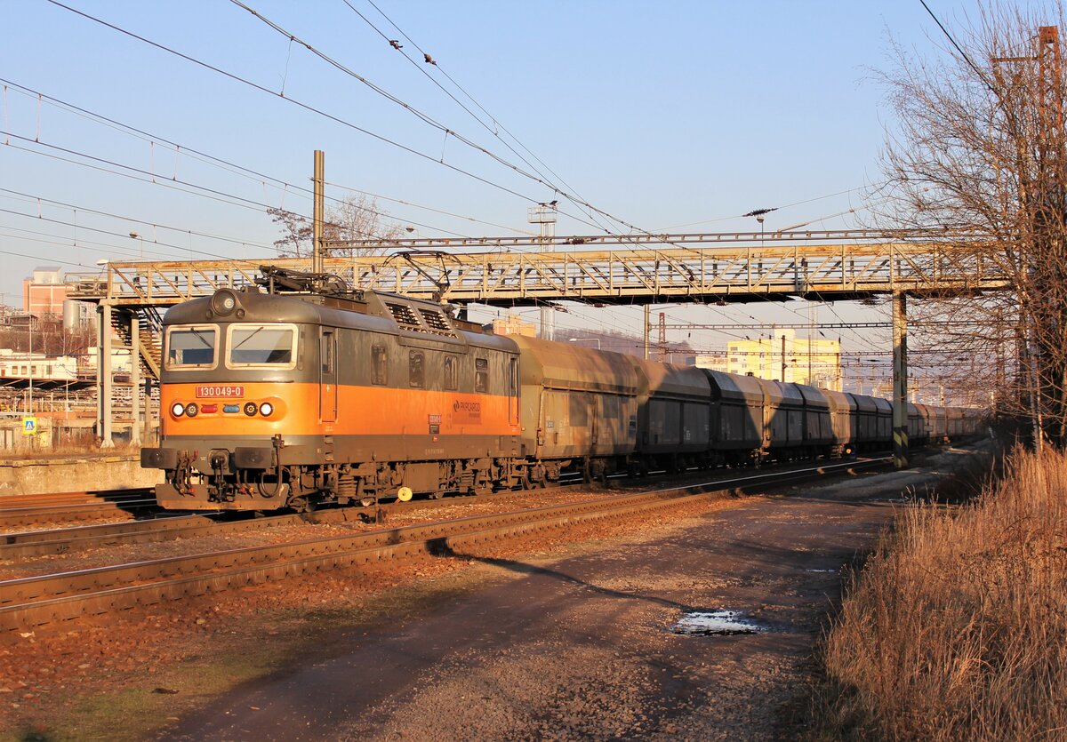 130 049-0 (PKP Cargo) war am 13.02.22 im Sonnenuntergang in Ústí nad Labem západ zu sehen.