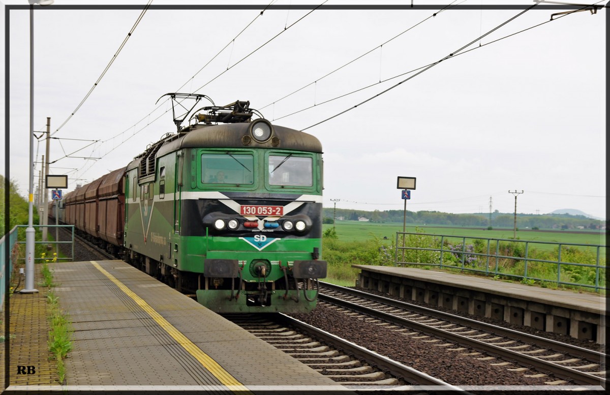 130 053 der SD–Kolejová doprava a.s.(Nordböhmische Grubenschienenverkehrs-AG) auf ihrer Fahrt in Richtung Usti nad Labem. Nove Kopisty 06.05.2015