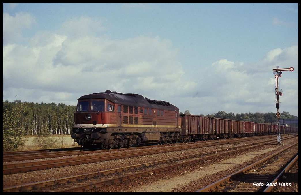 130071 kam am 19.10.1991 um 10.08 Uhr mit einem Güterzug in Richtung Magdeburg durch den Bahnhof Güsen.