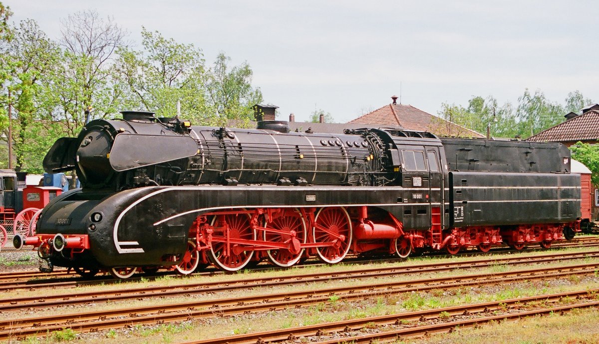 13.05.2001 Die verkleidete Dampflok 10 001 steht als  Lockvogel  für Durchreisende gut sichtbar im Gelände des DDM in Neuenmarkt-Wirsberg. Ich muss heute leider meine Zugfahrt fortsetzen.