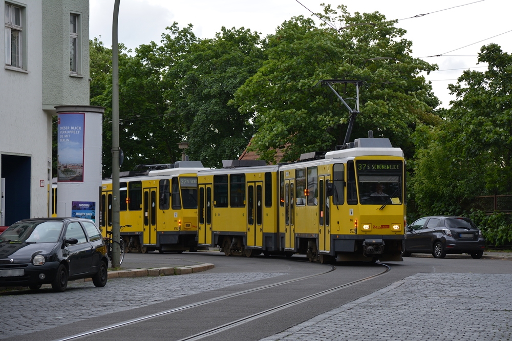 13.06.2017, Berlin, Frankfurter Allee. Tatra KT4DM-Traktion (Wagen #6122 und #6162) beginnt die Fahrt auf der Linie 37.