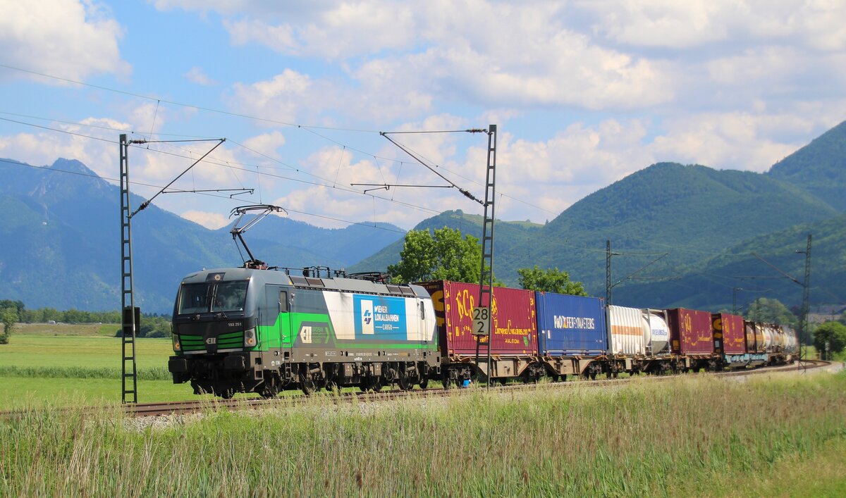 13.06.2021 bei Bernau an der KBS 951: Vectron 193 251 mit KLV in Richtung München