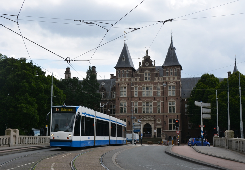 13.07.2017, Amsterdam, Alexanderplein. Siemens Combino #2130 auf der Linie 14 nach Slotermeer erreicht die Haltestelle.