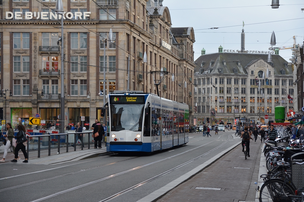 13.07.2017, Amsterdam, Damrak. Combino #2073 auf der Linie 4 nach Centraal Station.