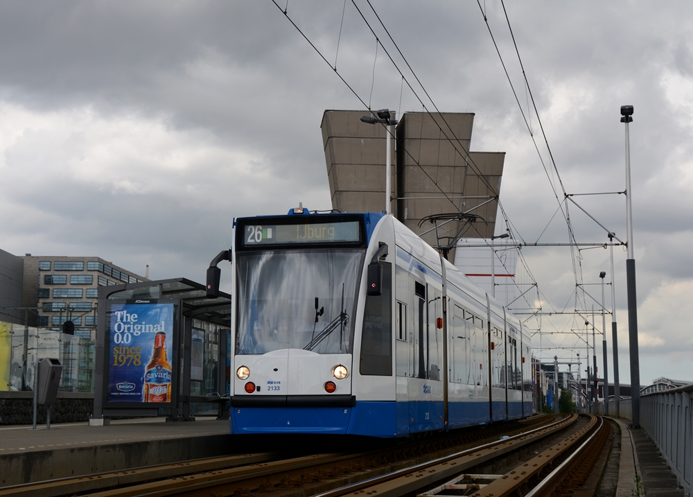 13.07.2017, Amsterdam, Piet Heinekade. Siemens Combino #2133 steht an der Hatlestelle Muziekgebouw Bimhuis.