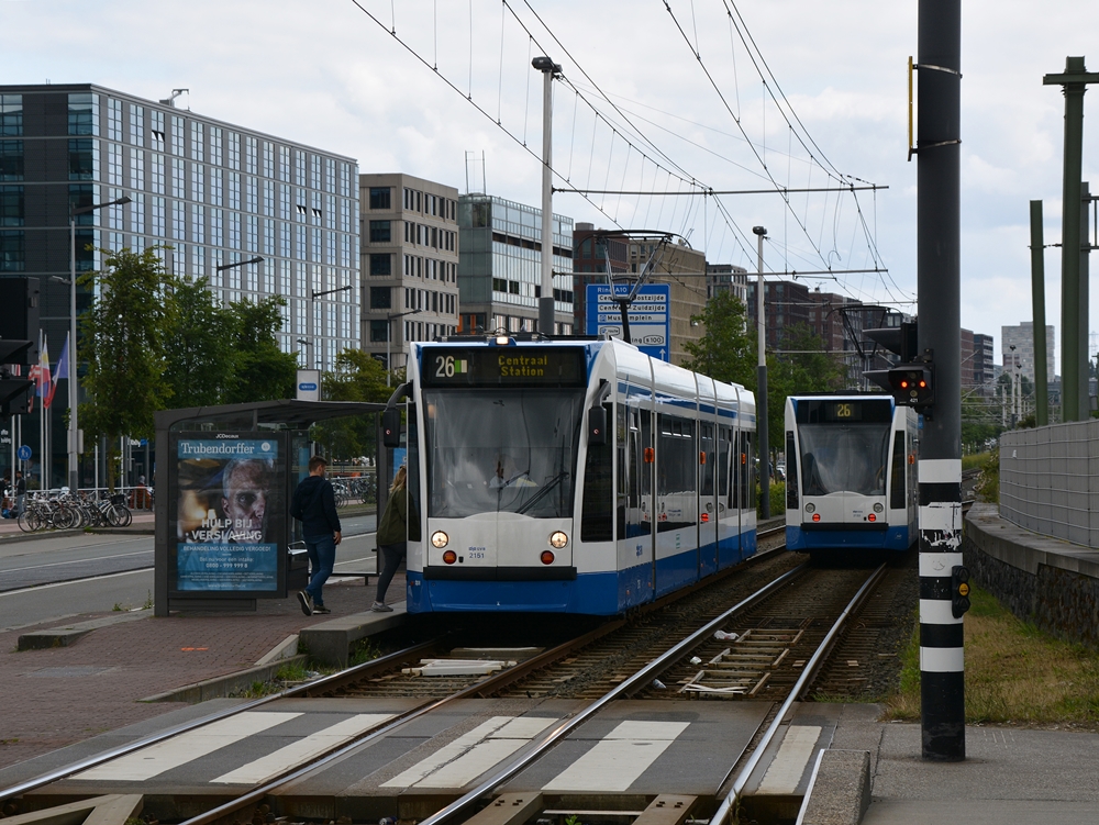 13.07.2017, Amsterdam, Piet Heinekade. Siemens Combino #2151 steht an der Hatlestelle Muziekgebouw Bimhuis.