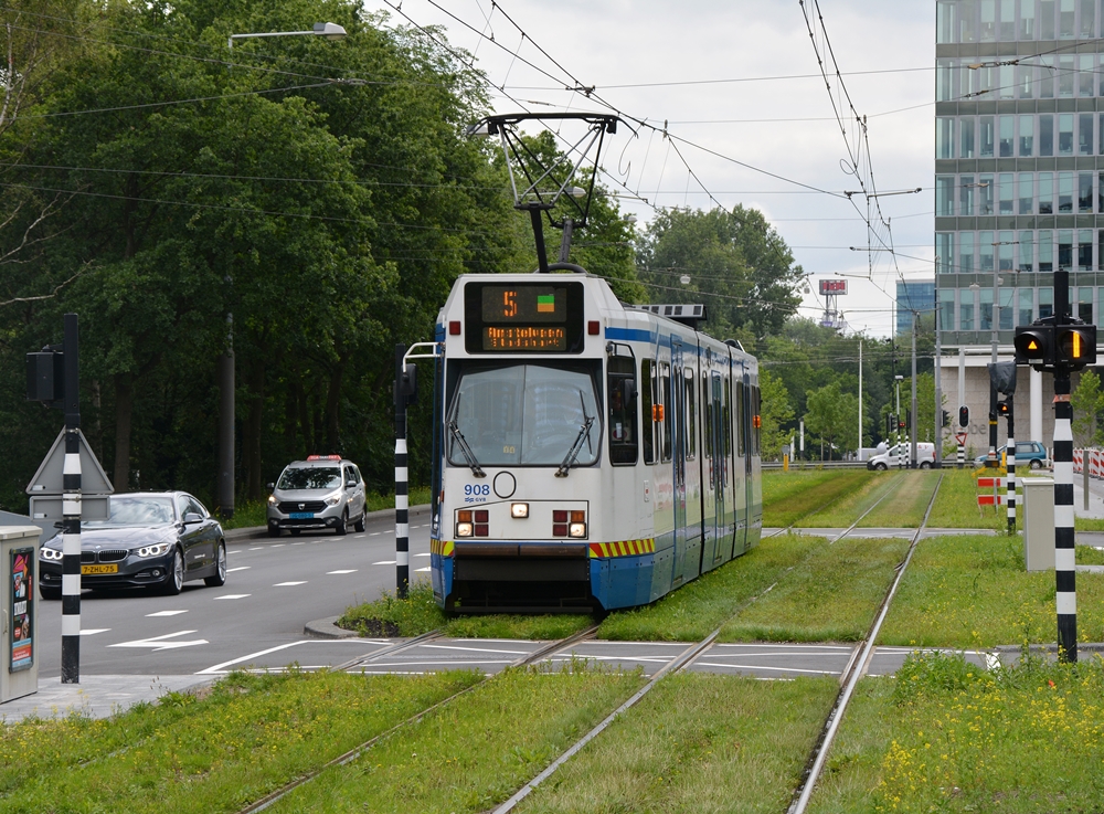 13.07.2017, Amsterdam, Strawinskylaan, BN 11G #908 erreicht die Haltestelle Station Zuid.