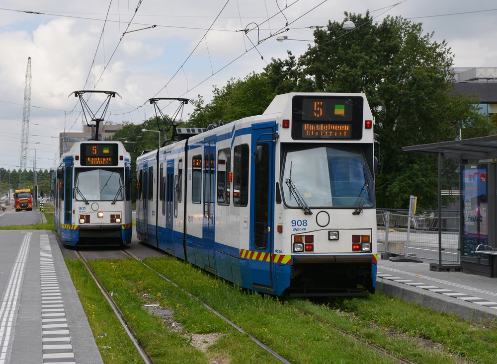13.07.2017, Amsterdam, Strawinskylaan. Zwei BN 11G Straßenbhnen #901 und #908 an der Haltestelle Station Zuid.