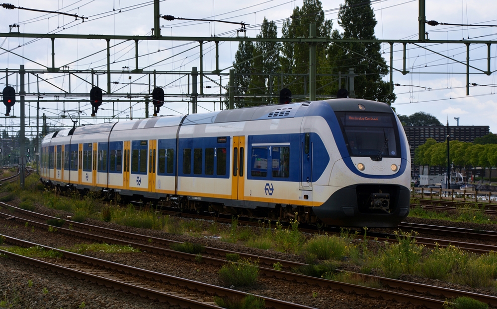13.07.2017, Amsterdam, Umgebung des Bahnhofs Amsterdam Centraal (entlang der Straße Piet Heinekade). Der Sprinten Zug erreicht die Endstation.