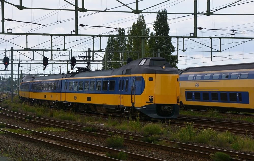 13.07.2017, Amsterdam, Umgebung des Bahnhofs Amsterdam Centraal (entlang der Straße Piet Heinekade). Der Koploper Zug in Kürze erreicht die Endstation.