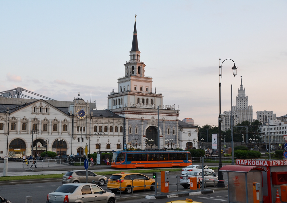 13.08.2017, Moskau (Москва), Komsomolskaya Ploschad (Комсомольская Площадь). KTM-23 #2619 hält an der Haltestelle, im Hintergrund befindet sich Kasaner Bahnhof.