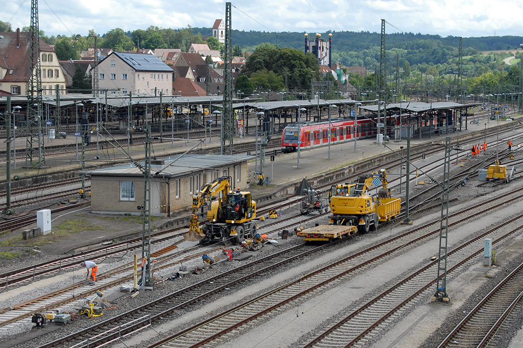 13.08.2017 Plochingen, Gleisbauarbeiten Sonntags im Bahnhofsbereich, im Hintergrund ein Teil der Stadt mit dem Hundertwasserhaus 
