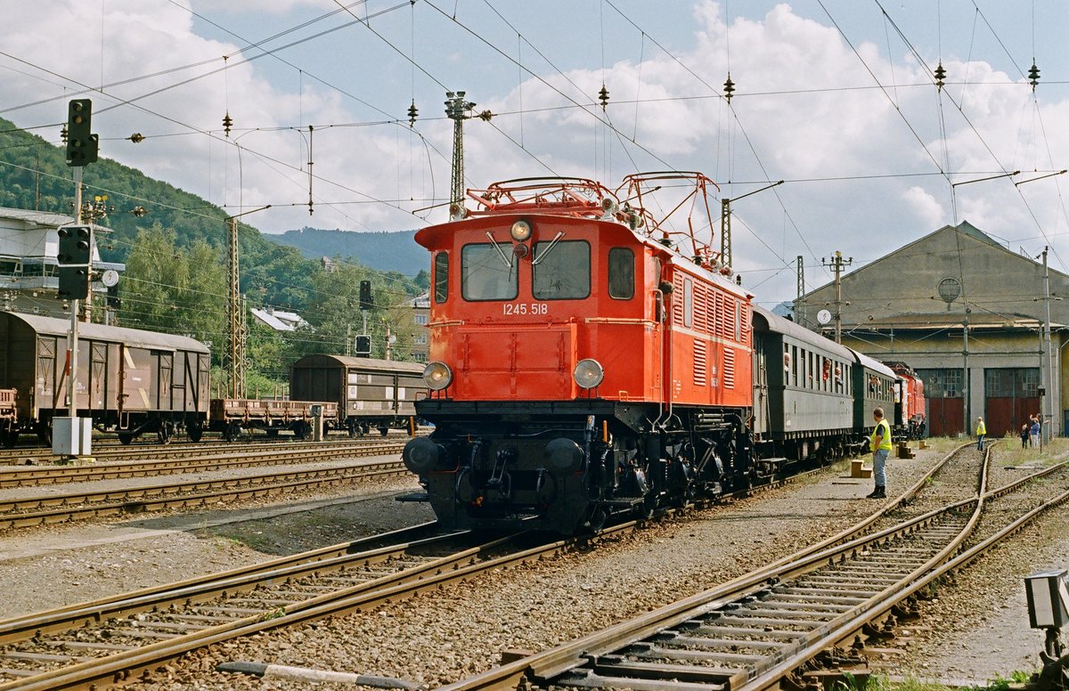 13.09.1997. Remisenfest in Salzburg-Gnigl, Lok ÖBB 1245.518 vor einem Sonderzug