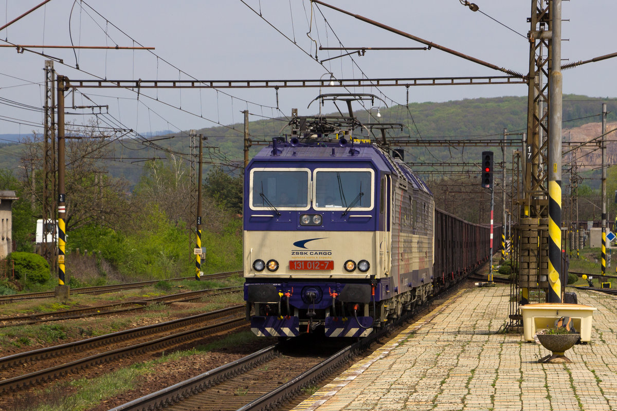 131 012-7 hat schon das neue Farbschema. So gesehen am 23. April 2019 in Ruskov. Den 12 km langen Zug schob bis Ruskov noch eine 183er mit. 