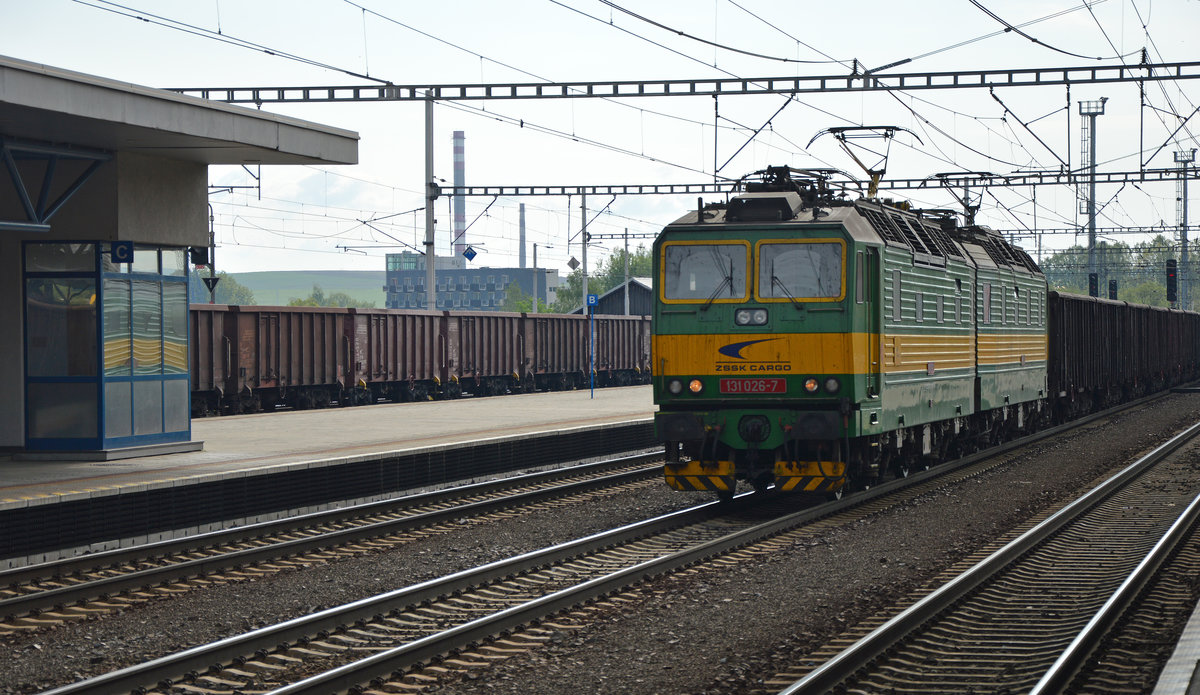 131 026-7 (+ 131 025-9) ZSCS - Bahngesellschaft Cargo Slovakia fährt mit schweren Güterzug durch Knotenbahnhof Poprad-Tatry/Deutschendorf; 23.05.2017