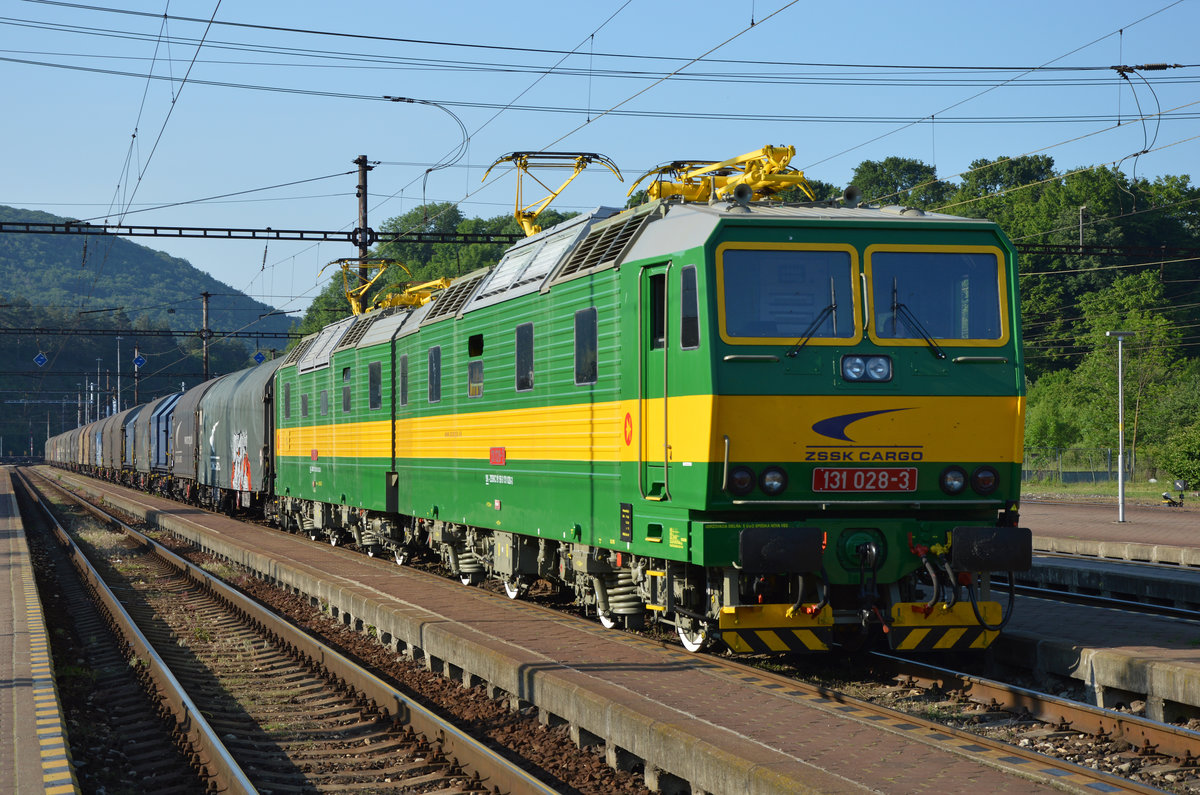131 028-3 + 131 027-5 wartet im Knotenbahnhof Kysak auf Weiterfahrt; 22.05.2016
