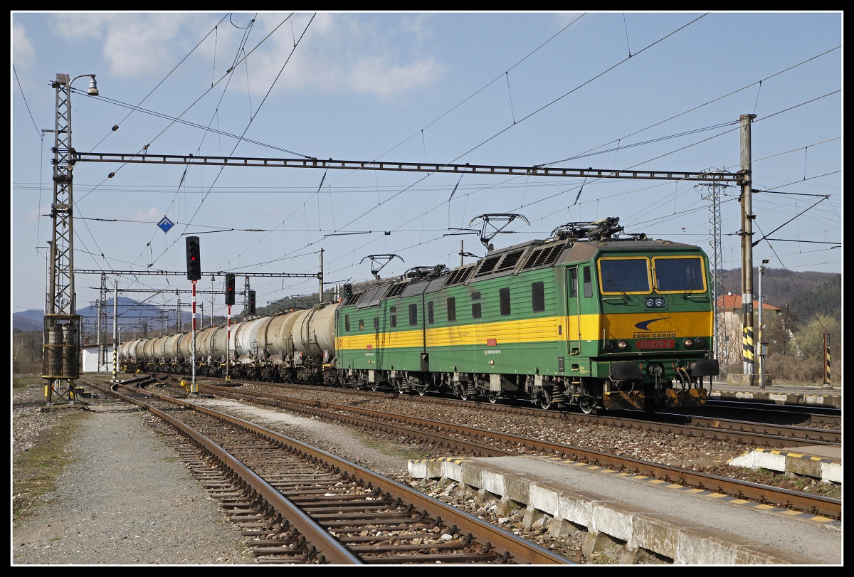 131 079 mit Güterzug in kostolany nad Hornadom am 26.03.2019.