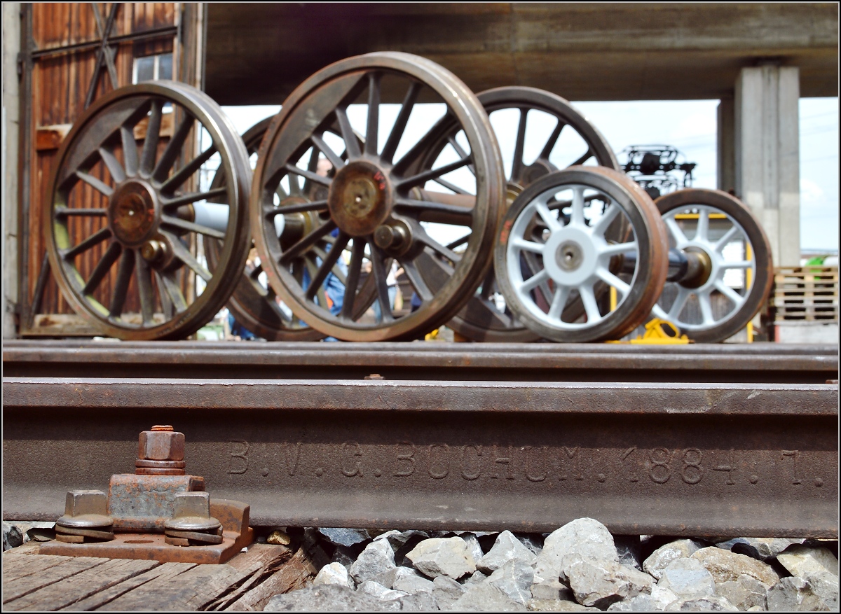 131 Jahre alt und kein bisschen müde. Schienen von 1884 im Depot Brugg. Dahinter 3 Achsen des dritten erhaltenen Habersacks 5811. Die Lok befindet sich in Aufarbeitung. Mai 2015.
