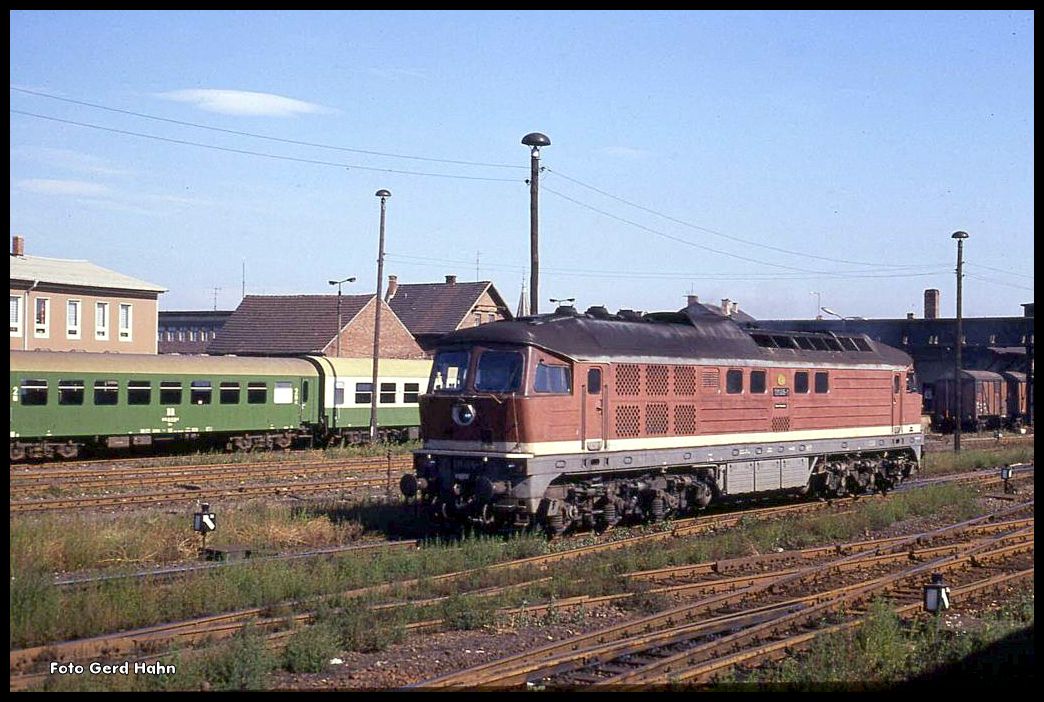 131005 rollt am 3.10.1990 solo durch den Bahnhof Gotha.
