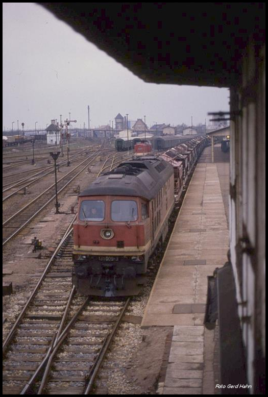 131009 fährt am 6.3.1990 mit einem langen Güterzug in Richtung Sangerhausen am alten Stellwerk im Bahnhof Nordhausen vorbei.