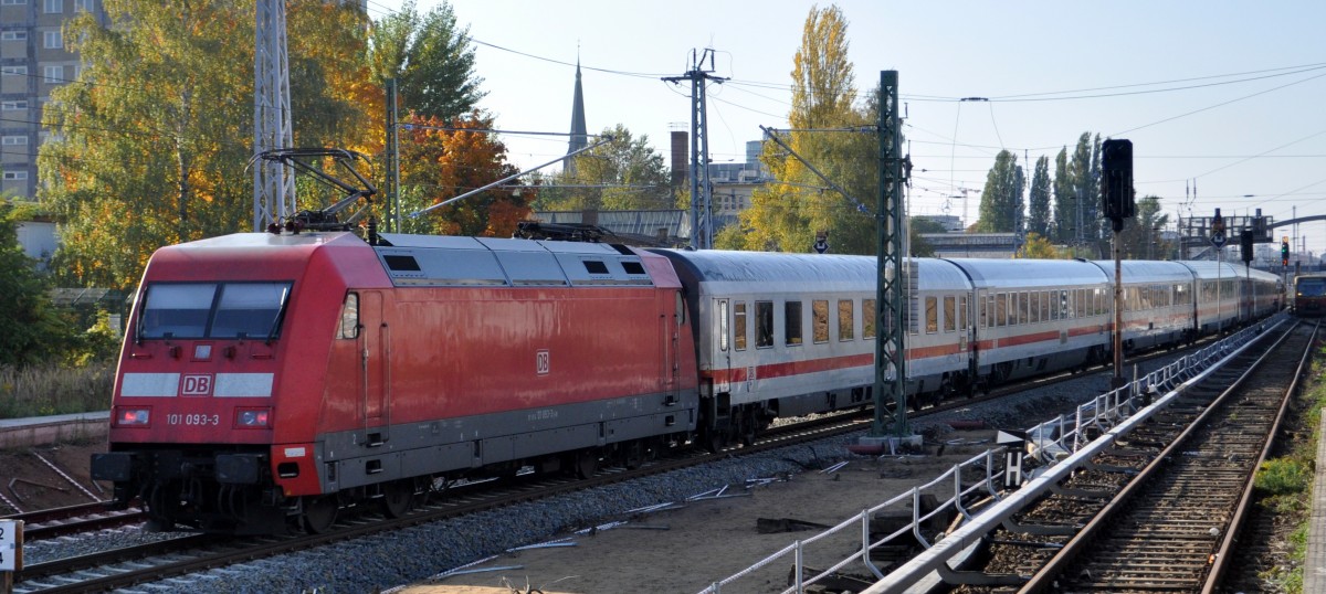 13.10.2013.Am Schluss des IC 140 schiebt 101 093-3 durch den Bf. Ostkreuz