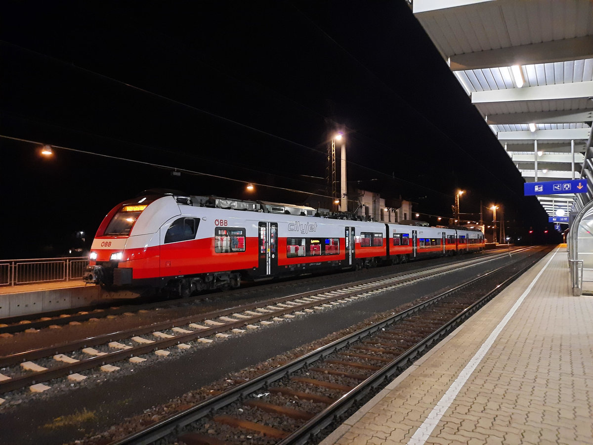 13/11/2020: R 4949 nach Spittal-Millstättersee ist in Mallnitz-Obervellach zur Abfahrt bereitgestellt.