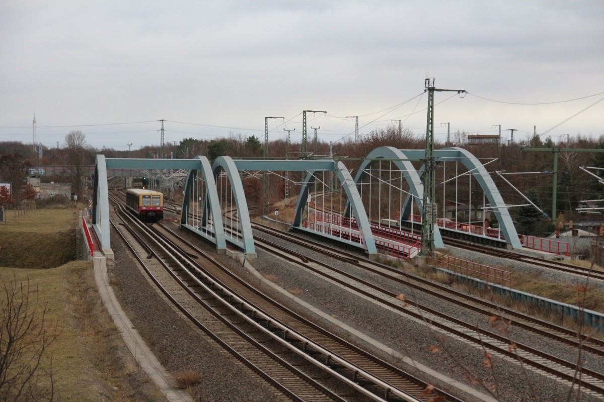 13.12.15 S46 nach Königs Wusterhausen überquert den Teltow Kanal - die Görlitzer Bahn (DB Strecke 6142 / KBS 202) ist ab heute wieder fahrplanmäßig in Betrieb.