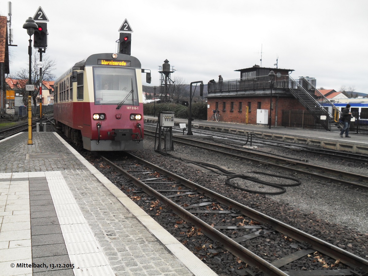 13.12.2015. Einfahrt des aus Eisfelder Talmühle kommenden Triebwagen in Wernigerode. Wenige Minuten später kam 99 7247-2 von der Einsatzstelle rüber an unseren Zug gefahren.