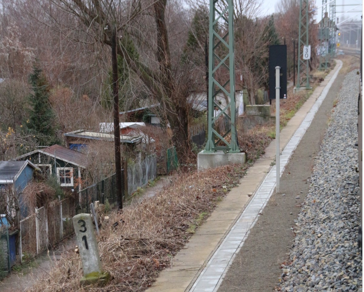 13.12.2015 Trotz grundhafter Erneuerung stehen geblieben: Nummernstein an der alten Görlitzer Bahn nahe Baumschulenweg. (DB Strecke 6142)