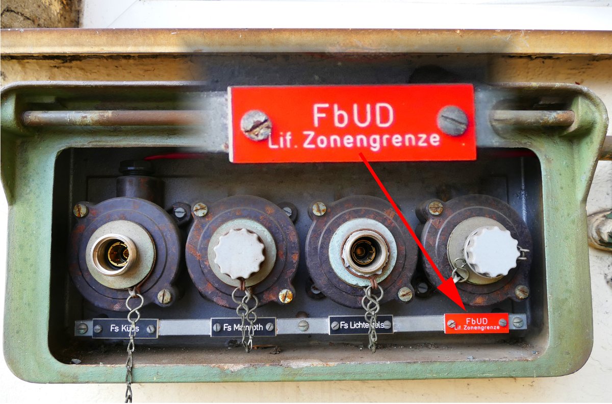 13.12.2016, An der Außenwand des ehemaligen Dienstraumes im Bahnhof Hochstadt-Marktzeuln gab es zum Aufnahmezeitpunkt noch diese Telefon-Anschlussbuchsen. Interessant, dass man auch 27 Jahre nach der Grenzöffnung die Unfallrufleitung immer noch von Lichtenfels bis zur  Zonengrenze  bezeichnet. Wahrscheinlich war die klärende Meldung nicht durchgegeben worden. Die vollständige Bezeichnung der Abkürzung lautet:  Fernsprechbezirks-Unfalldirektverbindung .