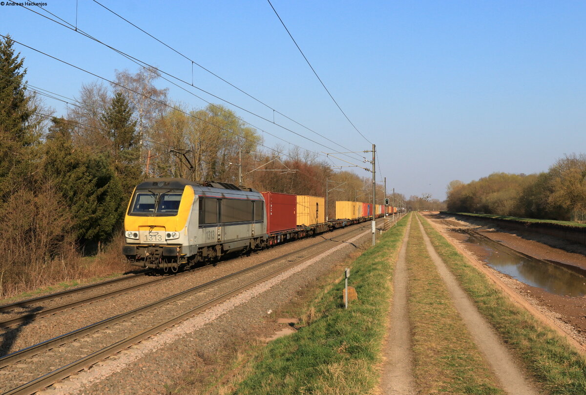 1313 mit dem 47909 (Basel SBB RB - Antwerpen-Noord) bei Steinbourg 23.3.22