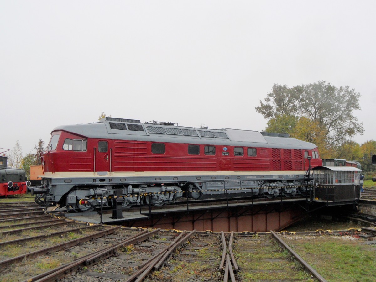 132 010 auf der Drehscheibe im Bw Weimar am trben 12.10.2013
zum DR-Dieselloktreffen.