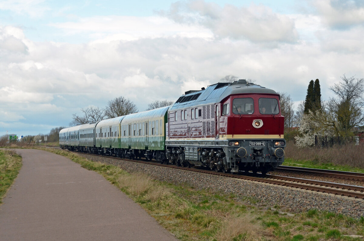 132 088 der SLRS führte am 16.03.24 für Intertourex einen Sonderzug durch Köthen Richtung Dessau. Der Sonderzug startete in Aschersleben und endete nach der Rundfahrt über Dessau und Magdeburg dort wieder.