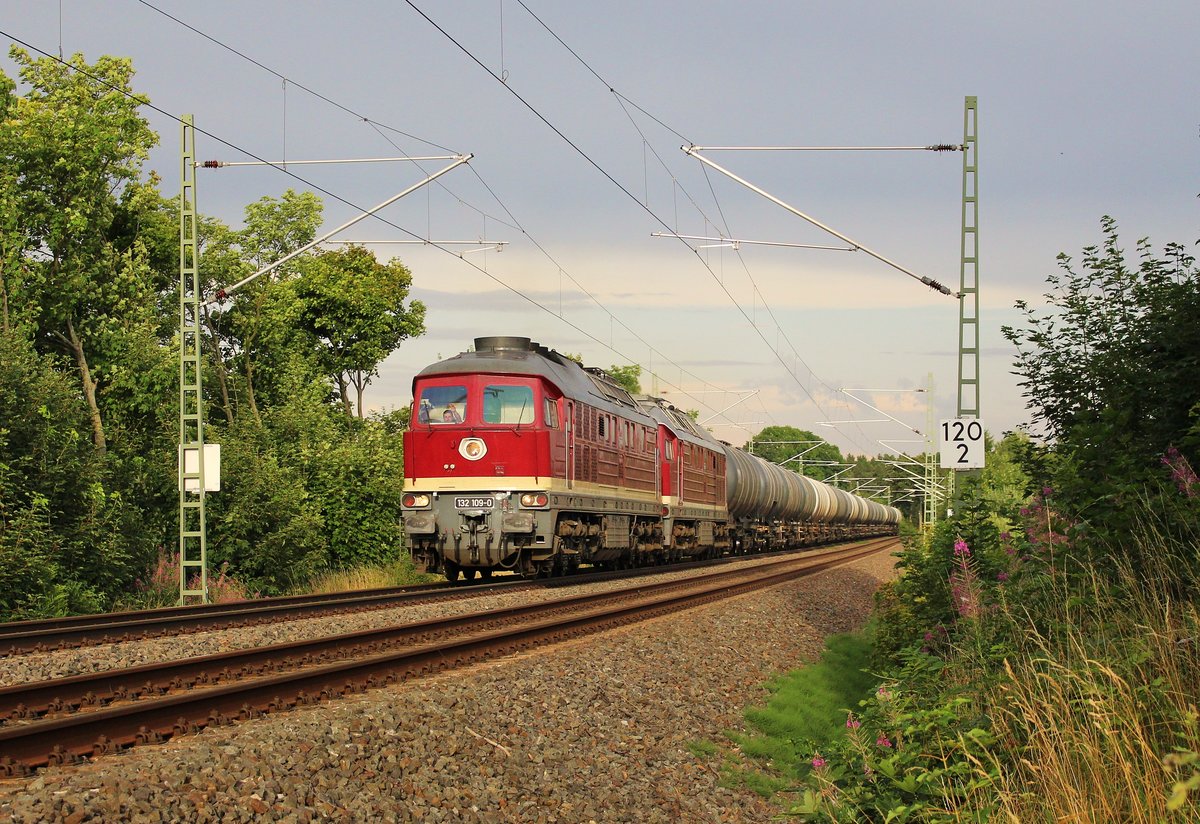 132 109-0 und 132 158-7 (LEG) fuhren am 30.07.17 einen Kesselzug nach Sand Hafen.
Die Sonne zeigte sich kurz als der Zug bei Plauen/V. war. Gruß an den Tf zurück.