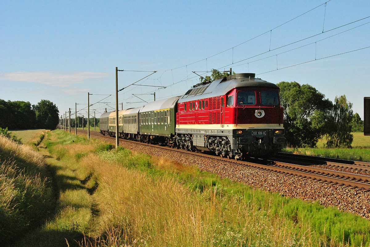132 109-0 der LEG, mit dem Sonderzug des Leipziger Eisenbahnmuseum nach Berlin, am 18.06.2016 in Zschortau.