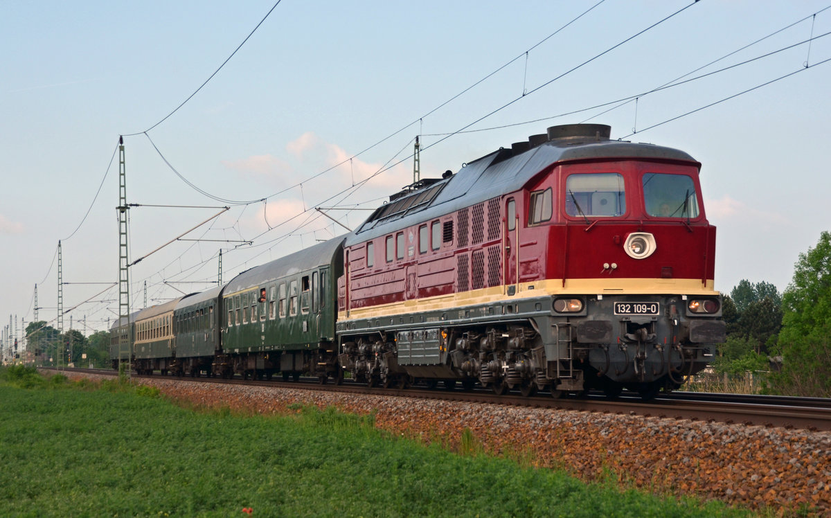 132 109 der LEG unternahm mit den Leipziger Eisenbahnfreunden am 20.05.17 eine Sonderfahrt von Leipzig-Plagwitz nach Berlin ins Technikmuseum. Hier durcheilt der Zug Gräfenhainichen Richtung Wittenberg.
