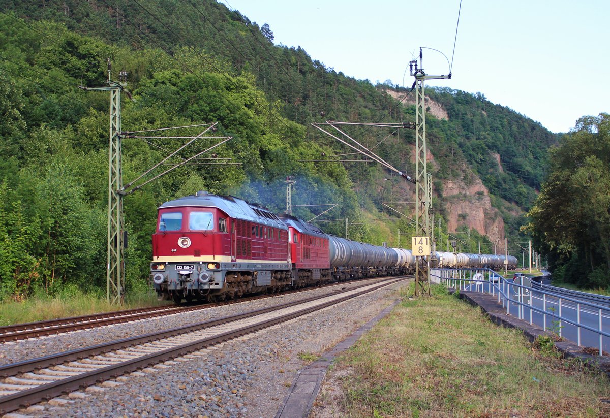 132 158-7 und 232 673-4 (LEG) fuhren am 27.06.18 einen Kesselzug nach Saalfeld/Saale. Hier ist der Zug in der Einfahrt Saalfeld/Saale zu sehen.