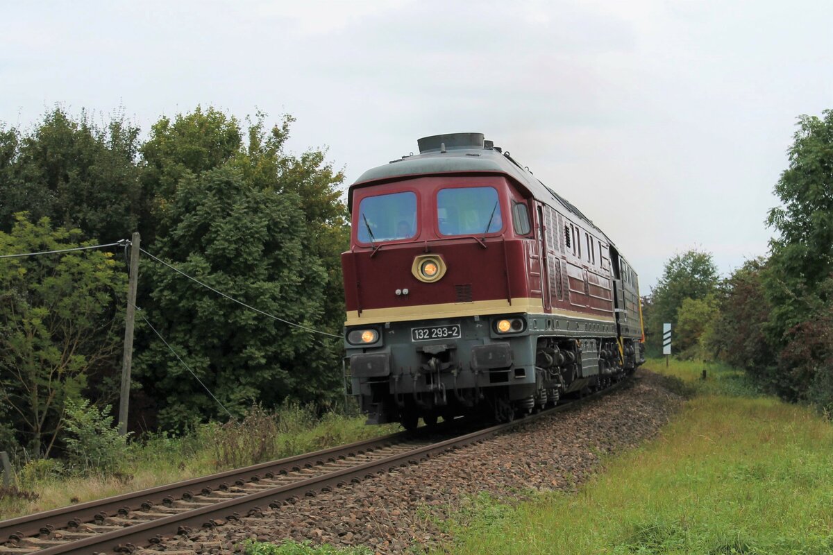 132 293-2 und 232 592-6 (beide EBS) mit leerem Mercer-Bretterzug am 19.9.2021 an der Einfahrt nach Pößneck in Richtung Saalfeld