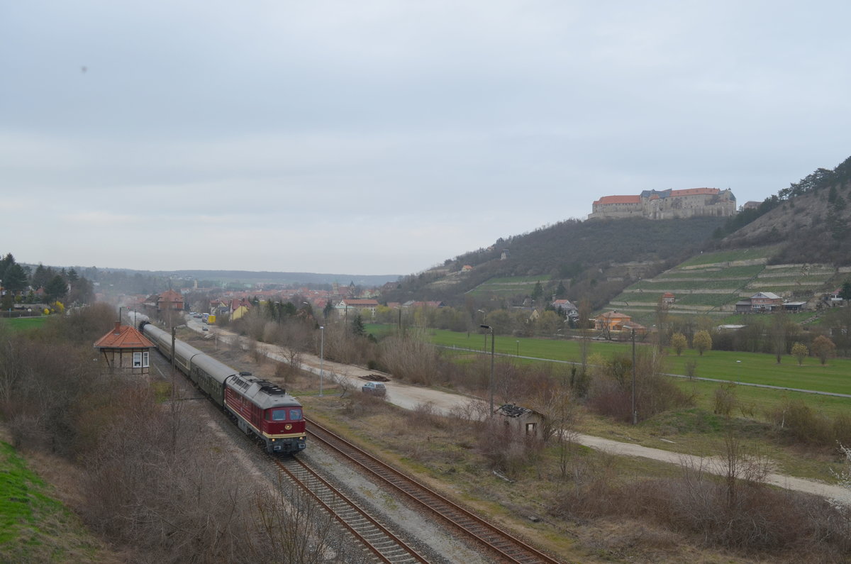 132 293-2 EBS Erfurter Bahnservice Gesellschaft mbH mit dem Rotkäppchen-Express I (Neustadt Orla - zur Winzerstadt Freyburg) in Freyburg (Unstrut) 24.03.2019