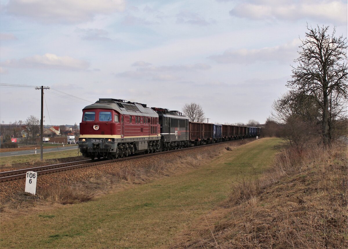 132 334 und 155 007 (EBS) zu sehen am 09.03.21 in Dreitzsch mit einem leeren Holzzug für Sonneberg.